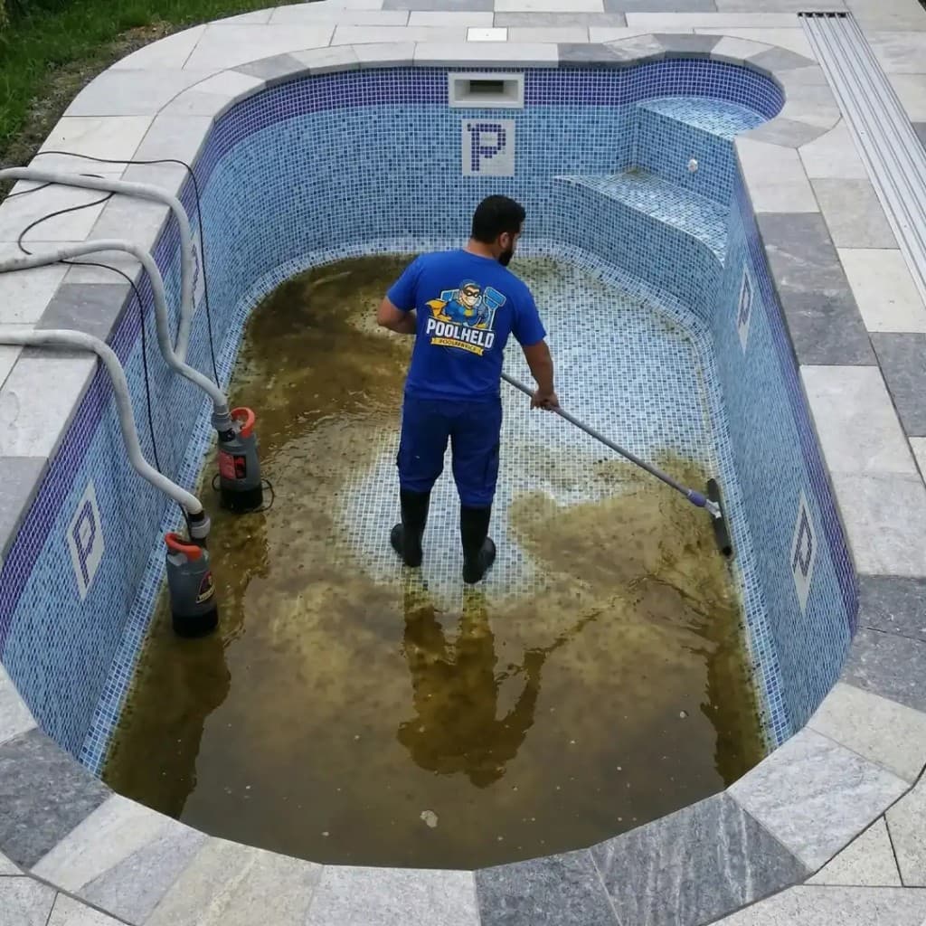 Private Poolreinigung durch PoolHeld