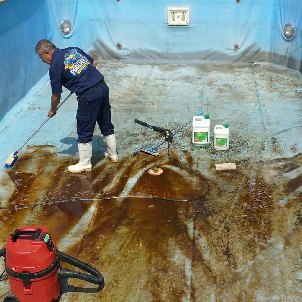 Gewerbliche Poolreinigung durch PoolHeld